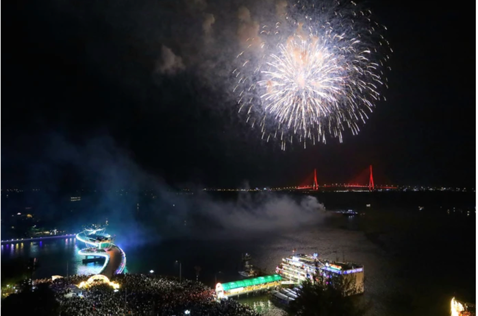 TP Cần Thơ lần đầu tổ chức drone show tại bến Ninh Kiều - Ảnh 1.