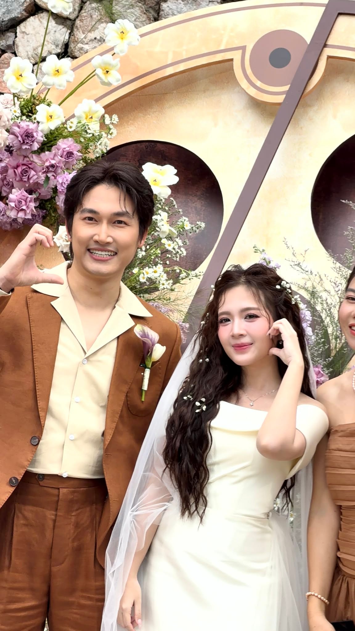 Bố Bình 'Cha tôi người ở lại' hát trong đám cưới của 'con gái' Ngọc Huyền- Ảnh 8.