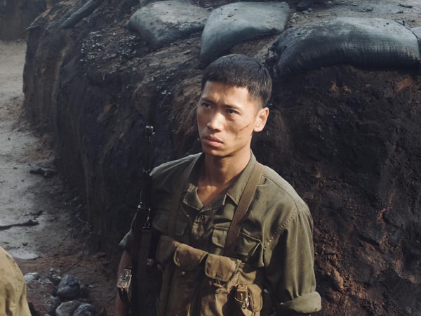 Nam diễn viên 'Mưa đỏ' và vai diễn hoàn toàn khác biệt trong 'Cách em 1 milimet'- Ảnh 1.