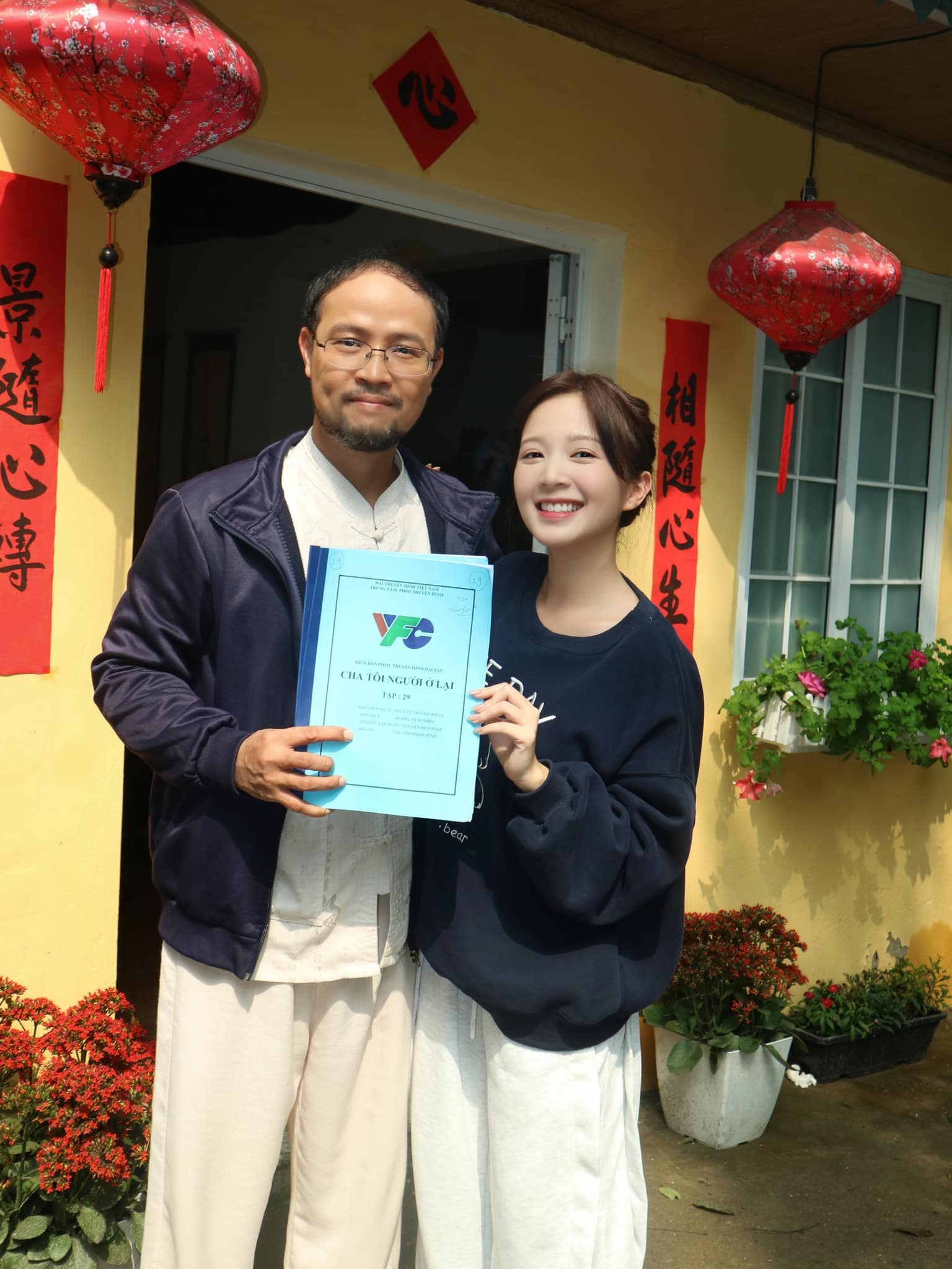 Bố Bình 'Cha tôi người ở lại' hát trong đám cưới của 'con gái' Ngọc Huyền- Ảnh 1.