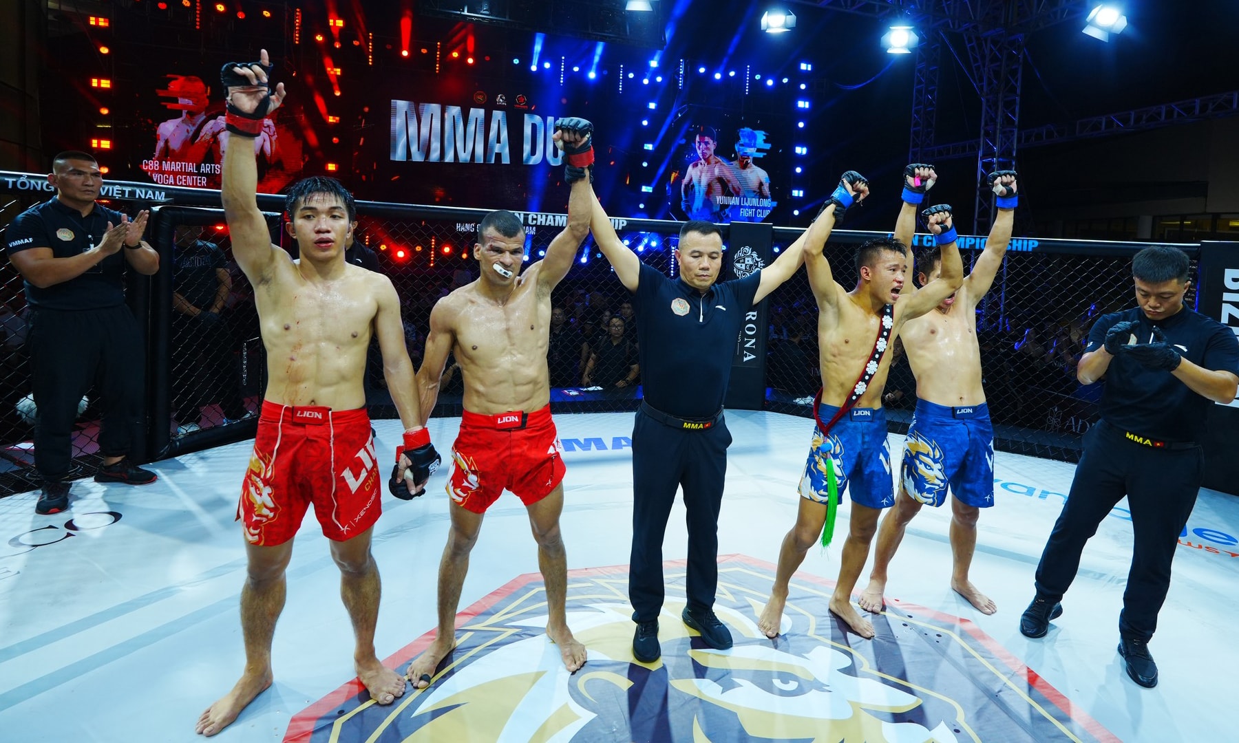 Nguyễn Nguyên Chương và Claudio Coutinho (đỏ) hòa cặp võ sĩ Trung Quốc.