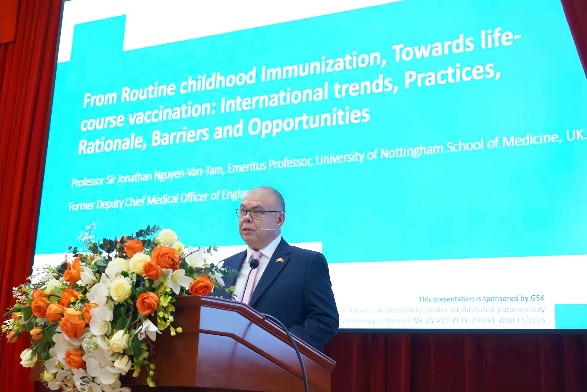 Giáo sư, Hiệp sĩ Jonathan Van-Tam, Giáo sư danh dự, Trường Y, Đại học Nottingham_ Phó Giám đốc Y tế của Anh từ năm 2017-2022 chia sẻ tại hội thảo