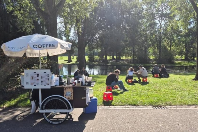 Khách ngồi thưởng thức cà phê ở công viên Oosterpark, Amsterdam, Hà Lan, tháng 11/2025. Ảnh: Nhân vật cung cấp