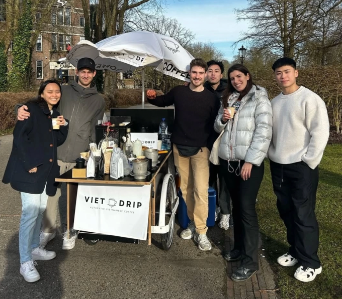 Matko Kmezic (quần kem, áo đen) cùng khách hàng ở công viên Oosterpark, Amsterdam, tháng 11/2025. Ảnh: Nhân vật cung cấp