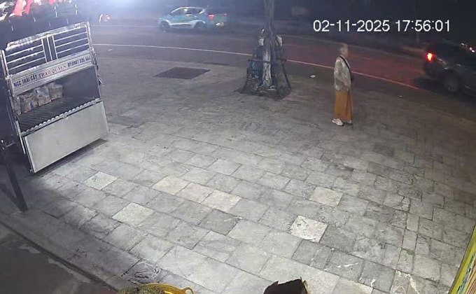 Hình ảnh người phụ nữ Hàn Quốc 70 tuổi chống gậy đi ngang qua cửa hàng của anh Hoàng Phương trên đường Trần Hưng Đạo, đặc khu Phú Quốc, chiều 2/11. Ảnh: Hoàng Phương