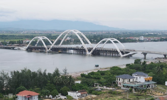 Dự án thành phần 2 - cầu Nhật Lệ 3 và đường hai đầu cầu thuộc dự án đường ven biển và cầu Nhật Lệ 3, Sở Tài chính làm chủ đầu, vốn 284 tỷ đồng, giải ngân được 31 tỷ đồng, chiếm hơn 10%. Ảnh: Đắc Thành