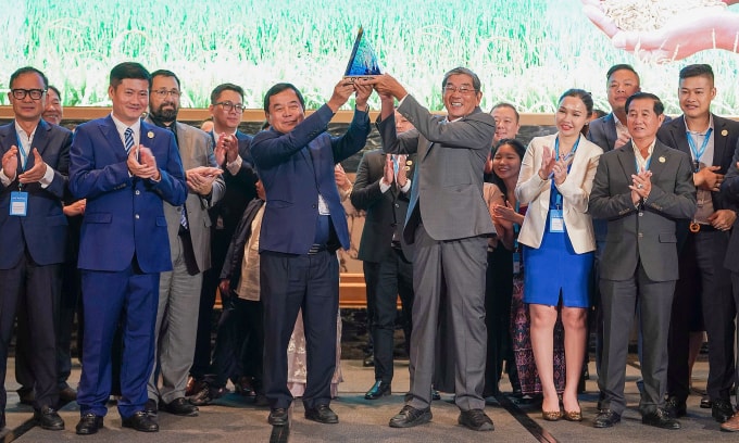 Ông Hồ Quang Cua (cần giải thưởng bên phải) cùng đoàn Việt Nam nhận giải Gạo ngon nhất thế giới cho sản phẩm ST25. Ảnh: NVCC