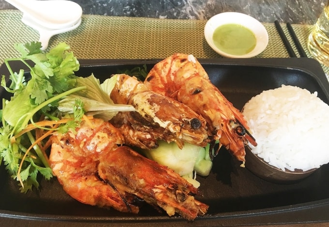 Bữa ăn tăng cường đạm và rau xanh giúp tiêu hóa chậm hơn, giảm nguy cơ tụt huyết áp sau ăn. Ảnh: Ly Nguyễn