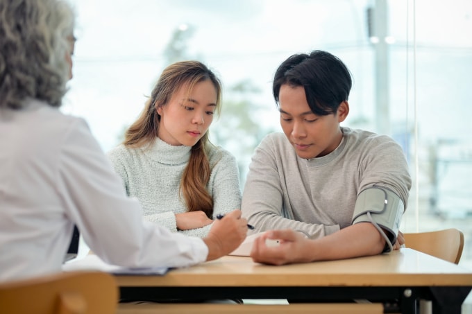 Khám sức khỏe trước hôn nhân giúp các cặp đôi phát hiện và điều trị sớm các bệnh tiềm ẩn. Ảnh: Vecteezy