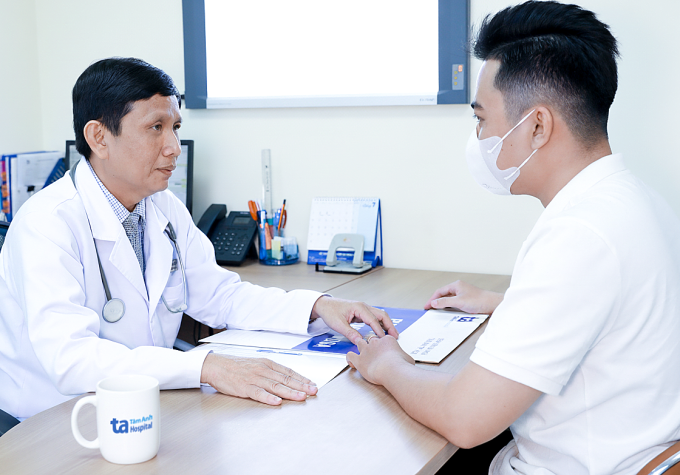 Bác sĩ Trí tư vấn cho người bệnh. Ảnh minh họa: Bệnh viện Đa khoa Tâm Anh