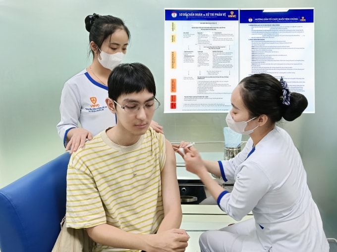 Khách nam tiêm vaccine viêm gan B phòng bệnh tại Hệ thống Tiêm chủng VNVC. Ảnh: Khánh Hòa