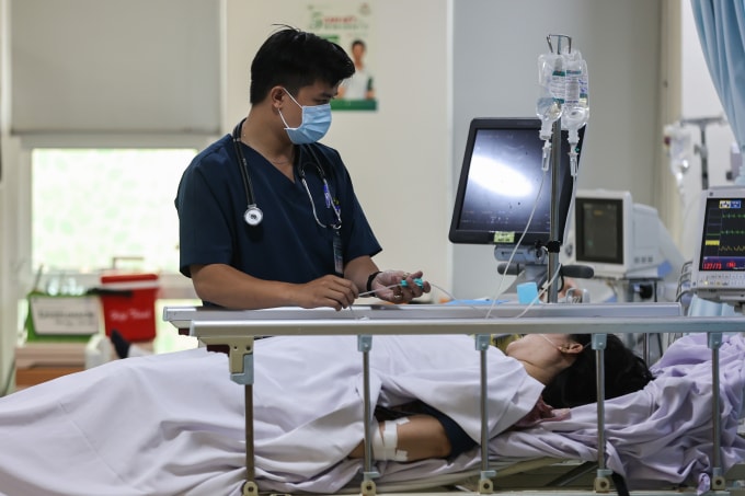 Bác sĩ điều trị tại Khoa Cấp cứu, Bệnh viện Quân y 175. Ảnh: Quỳnh Trần