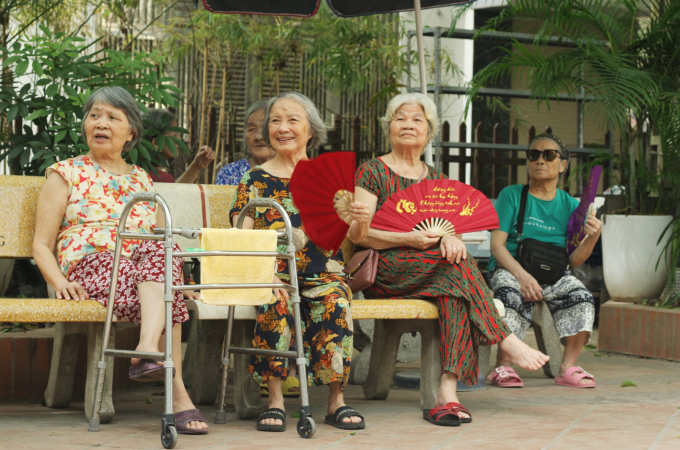 Người cao tuổi sống trong một viện dưỡng lão ở Lĩnh Nam, Hà Nội. Ảnh: Phan Dương