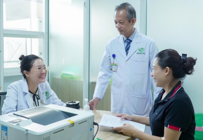 Bác sĩ Bệnh viện Quân y 175 tư vấn và tầm soát miễn phí suy giáp cho giáo viên trên địa bàn, ngày 9/11. Ảnh: Bệnh viện cung cấp