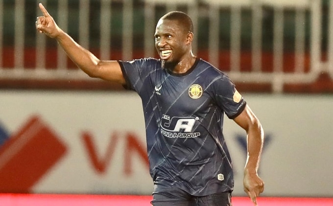 Trung vệ Mamadou mừng bàn mở tỷ số cho Thanh Hóa trước HAGL ở vòng 11 V-League 2025-2026 tối 9/11. Ảnh: VPF