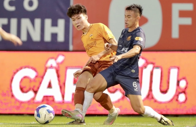 Tiền đạo Minh Tâm tranh bóng cùng Huỳnh Minh Đoàn trong trận HAGL hòa Thanh Hóa 1-1 ở vòng 11 V-League 2025-2026, tối 9/11. Ảnh: VPF