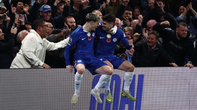 Garnacho (trái) chia vui cùng Neto sau bàn ấn định chiến thắng 3-0, trên sân Stamford Bridge, London, Anh hôm 8/11. Ảnh: Reuters
