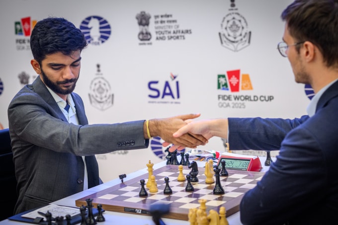 Gukesh (trái) bắt tay xin thua Frederik Svane ở lượt về vòng ba World Cup cờ vua tại Goa, Ấn Độ ngày 8/11/2025. Ảnh: FIDE