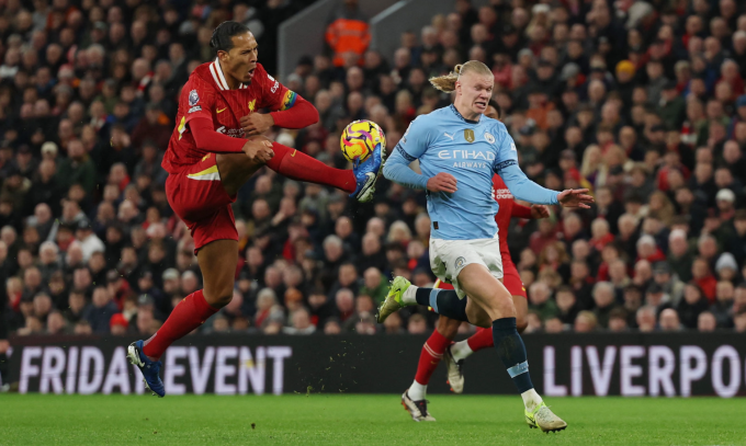 Virgil van Dijk cắt bóng của Erling Haaland trong trận Liverpool thắng Man City 2-0 trên sân Anfield ngày 1/12/2024. Ảnh: Reuters