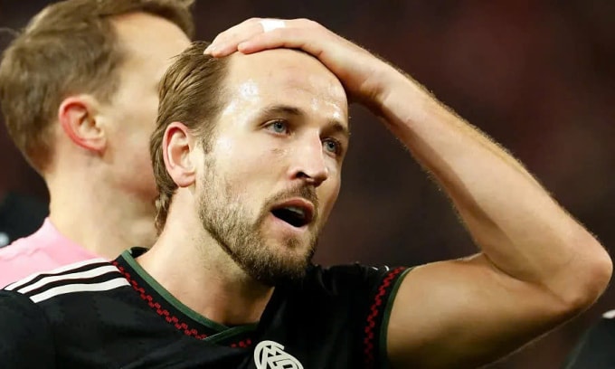 Tiền đạo Harry Kane tiếc nuối sau khi Bayern đứt mạch thắng trước Union Berlin trên sân Alte Forsterei, thành phố Berlin, Đức tối 8/11/2025. Ảnh: AFP