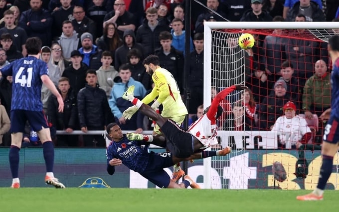 Brobbey *(trắng đỏ) ngả người móc bóng ấn định tỷ số hòa 2-2, trên sân The Light, Sunderland, Anh hôm 8/11. Ảnh: Reuters