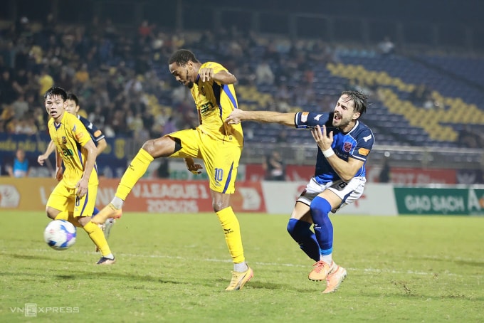 Tiền đạo SLNA Reon Moore (áo vàng giữa) ghi bàn ở phút 69, trong trận thắng CLB TP HCM 2-1 ở vòng 11 V-League 2025-2026, trên sân Vinh, Nghệ An ngày 9/11/2025. Ảnh: Xuân Thủy