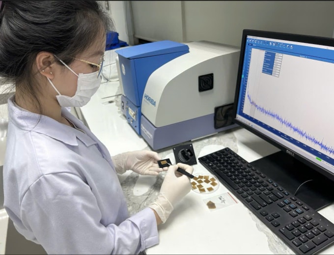 Nhung trong một buổi làm thực nghiệm tại phòng thí nghiệm của Viện Nghiên cứu Nano, Đại học Phenikaa. Ảnh: Nhân vật cung cấp