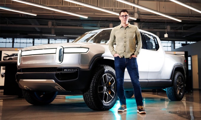 CEO RJ Scaringe bên mẫu bán tải điện Rivian R1T. Ảnh: Forbes