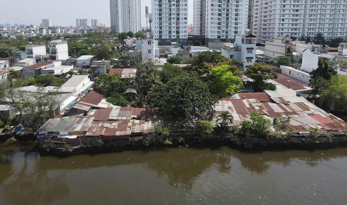 Một đoạn rạch Bà Lớn qua huyện Bình Chánh cũ, năm 2024. Ảnh: Quỳnh Trần