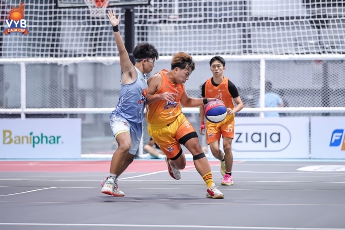 Các cầu thủ Lê Quý Đôn (áo cam) chơi nỗ lực nhưng không thể lật ngược được thế trận. Ảnh: VYB