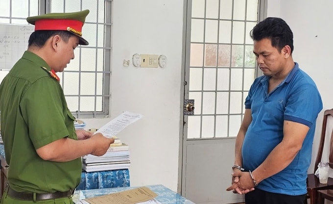 Huỳnh Văn Nhí (phải) tại cơ quan điều tra. Ảnh: An Phú
