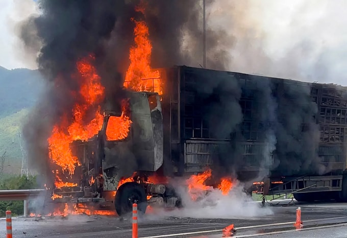 Hiện trường vụ cháy, sáng 9/11. Ảnh: Hùng Lê