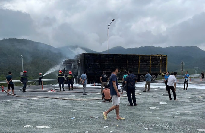 Xe đầu kéo bị thiêu rụi sau hỏa hoạn. Ảnh: Hùng Lê