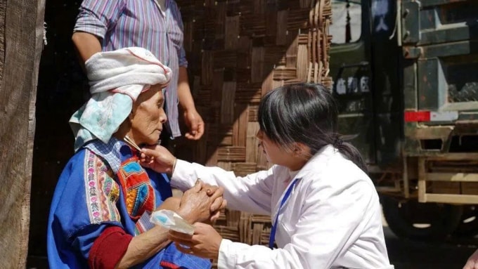 Luo Nawa khám bệnh cho người dân. Ảnh: QQ
