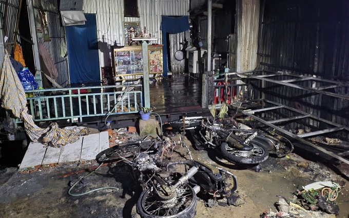 Một căn nhà dân bị dây điện cháy rớt trúng cháy lan. Ảnh: Nguyễn Khánh