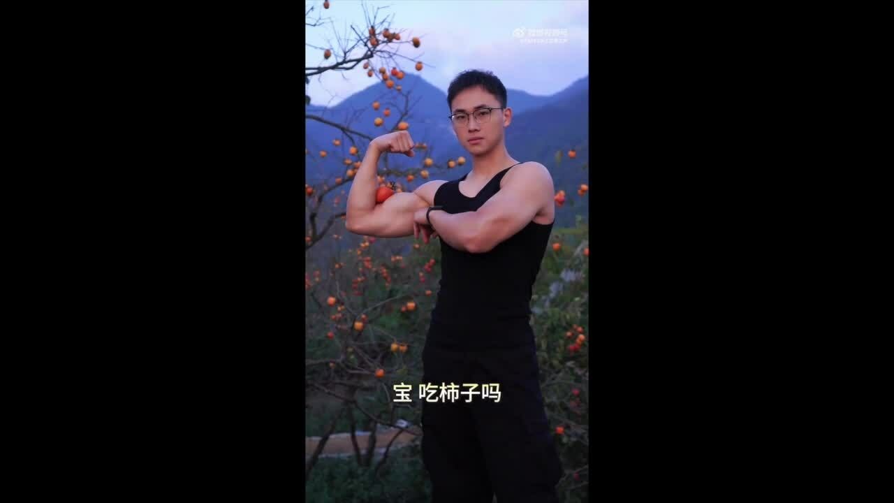 Chàng cán bộ thôn khoe cơ bắp bán hồng gây sốt