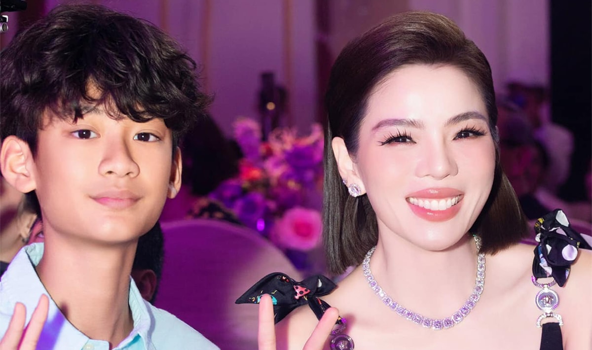 Con trai Lệ Quyên tạo dáng trước ống kính.