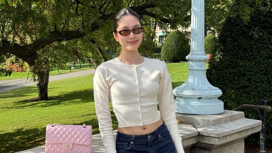 Á hậu Phương Anh dạo phố ở Boston
