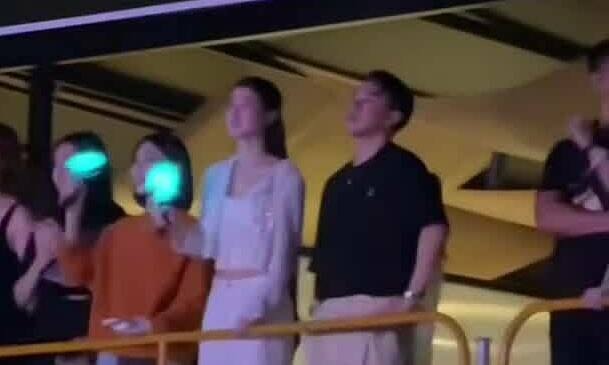 Á hậu Phương Nhi cùng chồng xem concert G-Dragon