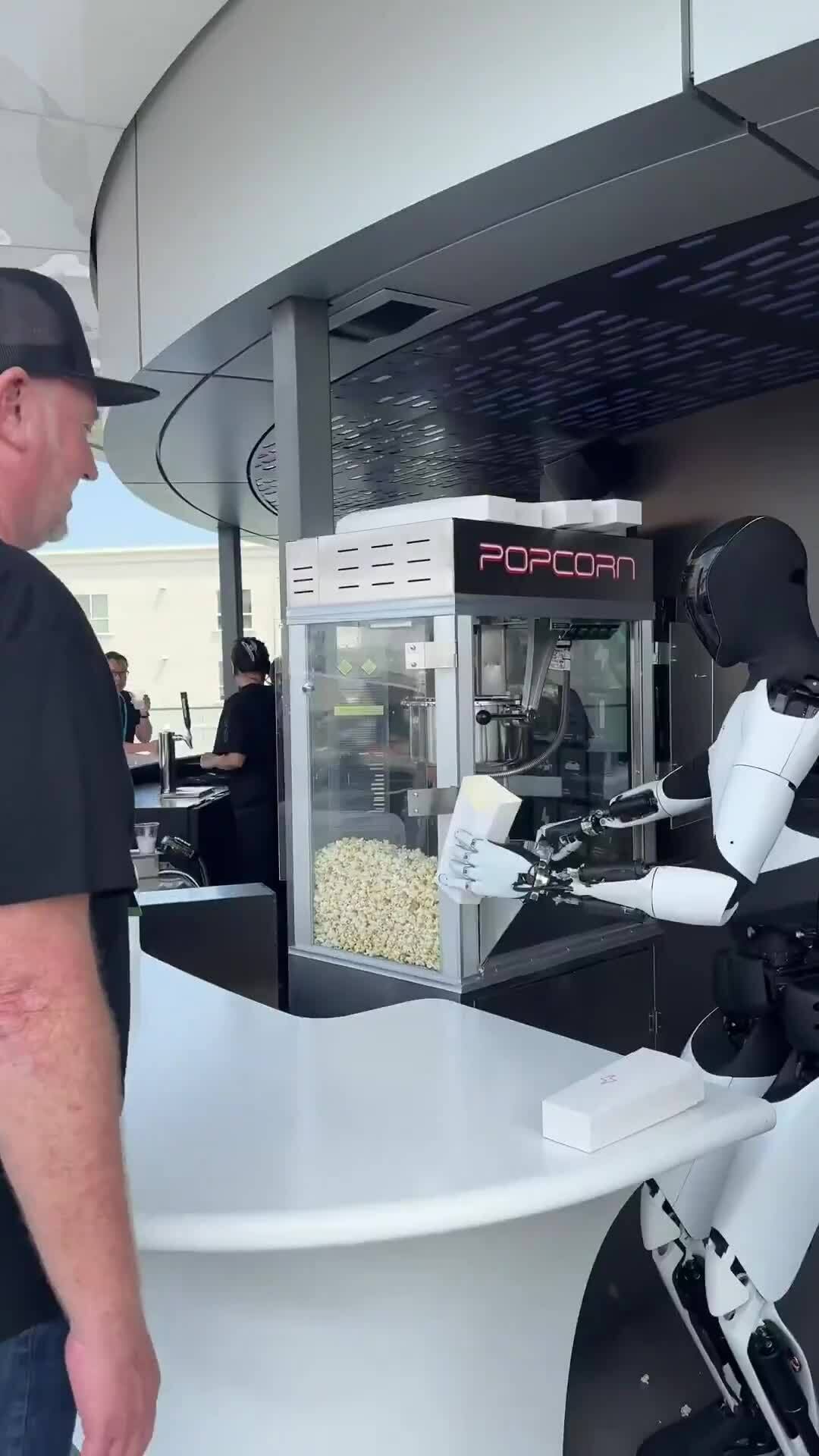 Tesla Optimus gây sốt khi làm nhân viên phục vụ bỏng ngô