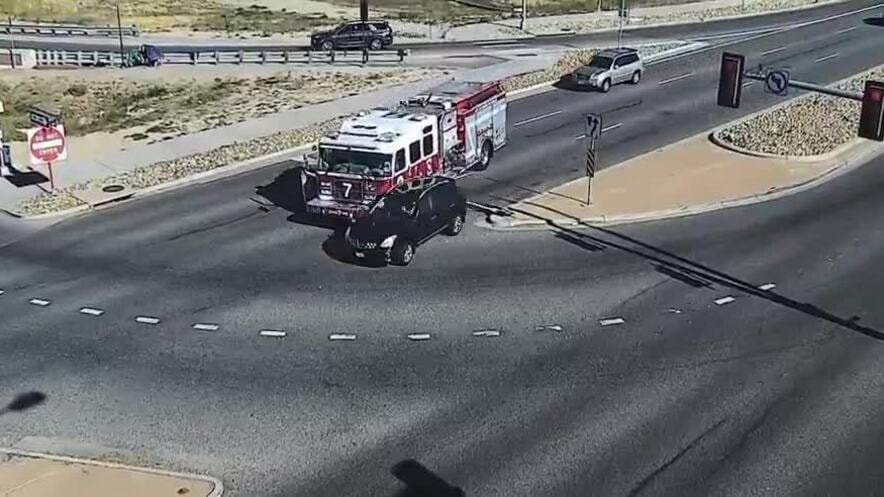 Ôtô con tạt đầu xe cứu hỏa làm ba người lính bị thương