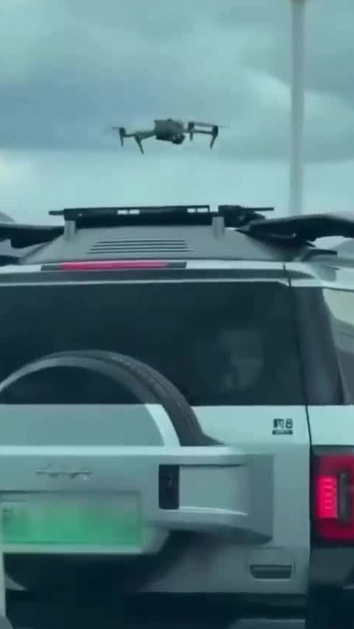 Tài xế dùng drone của ôtô thám thính đám tắc đường