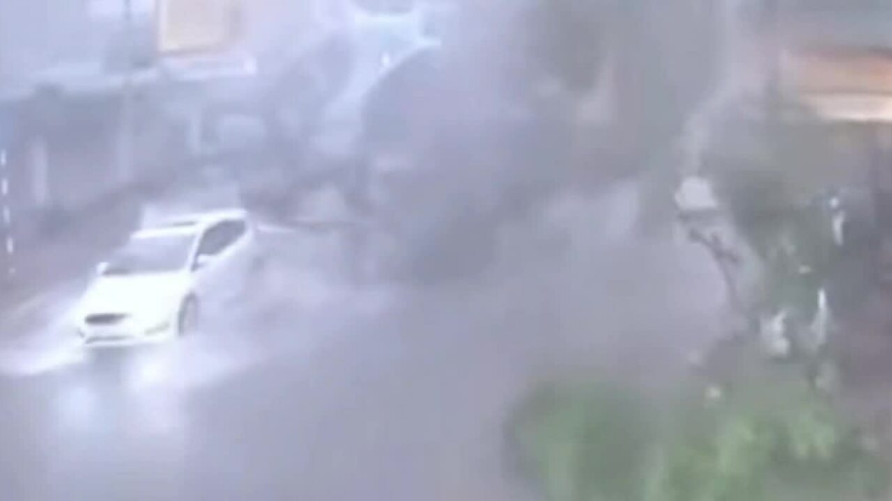 Loạt cây xanh đổ trong giông lốc ở TP HCM