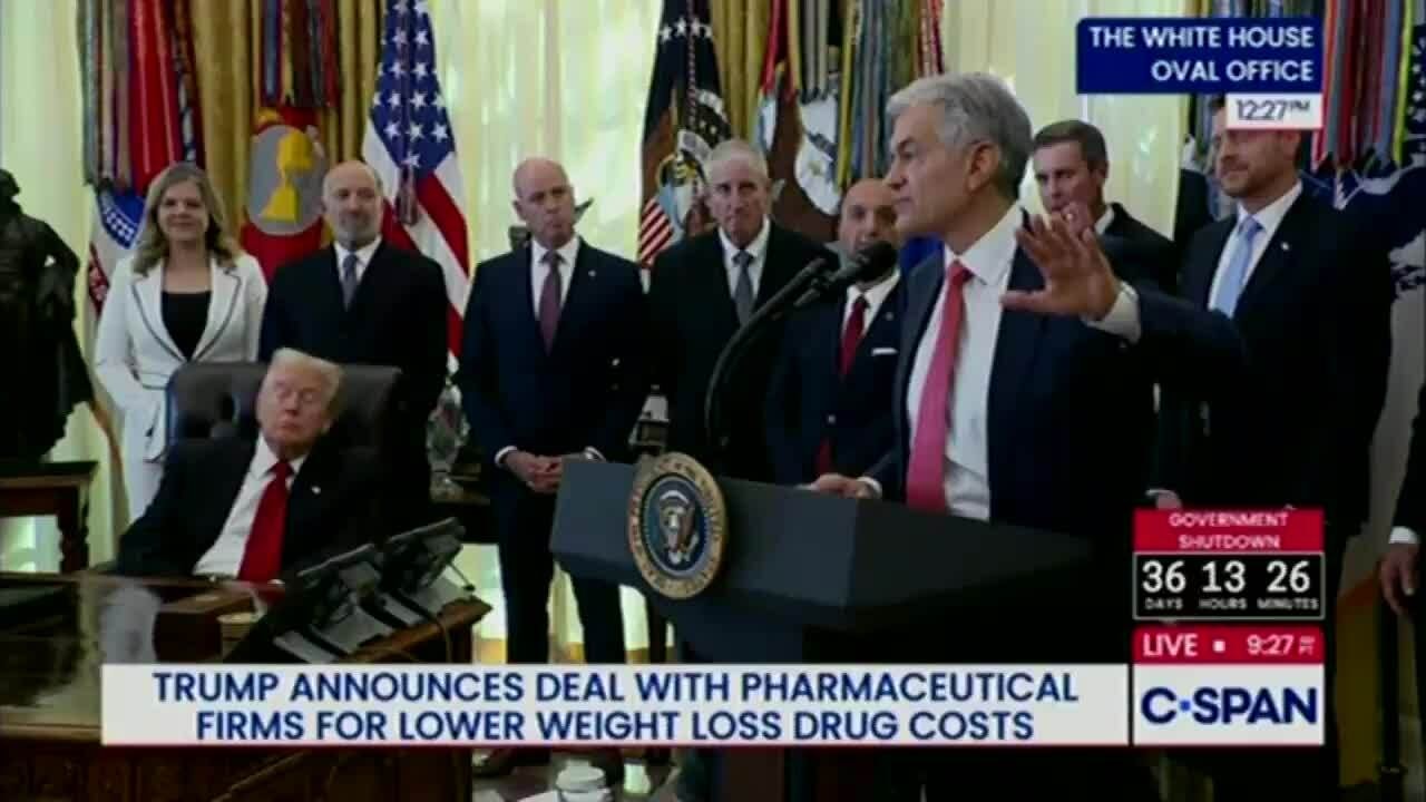 Ông Trump gây chú ý vì nhắm nghiền mắt trong sự kiện ở Nhà Trắng