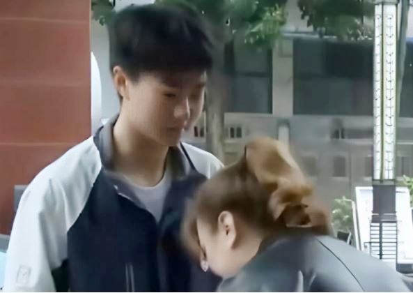 Chàng trai chân trần liều mình lao vào đám cháy để cứu 2 cụ già thoát cửa tử - Ảnh 2.