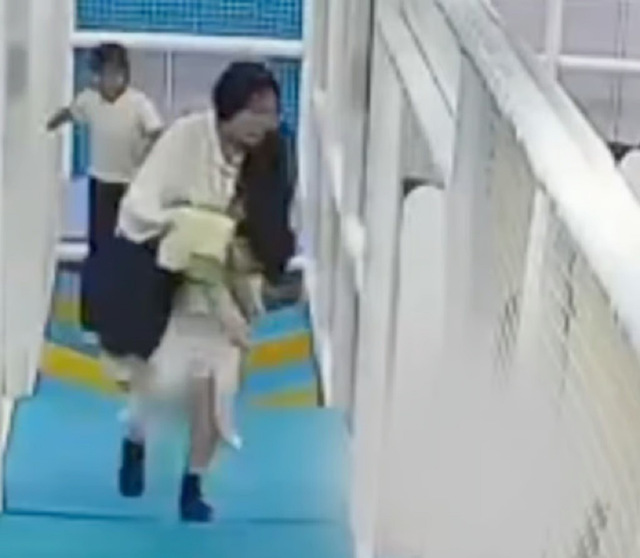 Bé trai 3 tuổi tử vong vì uống trà sữa theo cách "vạn người mê" - Ảnh 1.