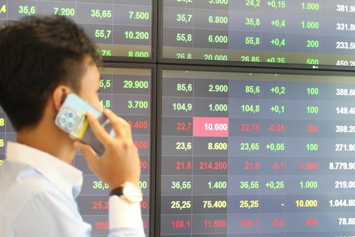 Chứng khoán giảm mạnh về thấp nhất 4 tháng , nhà đầu tư lo lắng về bờ - Ảnh 2. Chứng khoán giảm mạnh về thấp nhất 4 tháng , nhà đầu tư lo lắng về bờ - Ảnh 2.