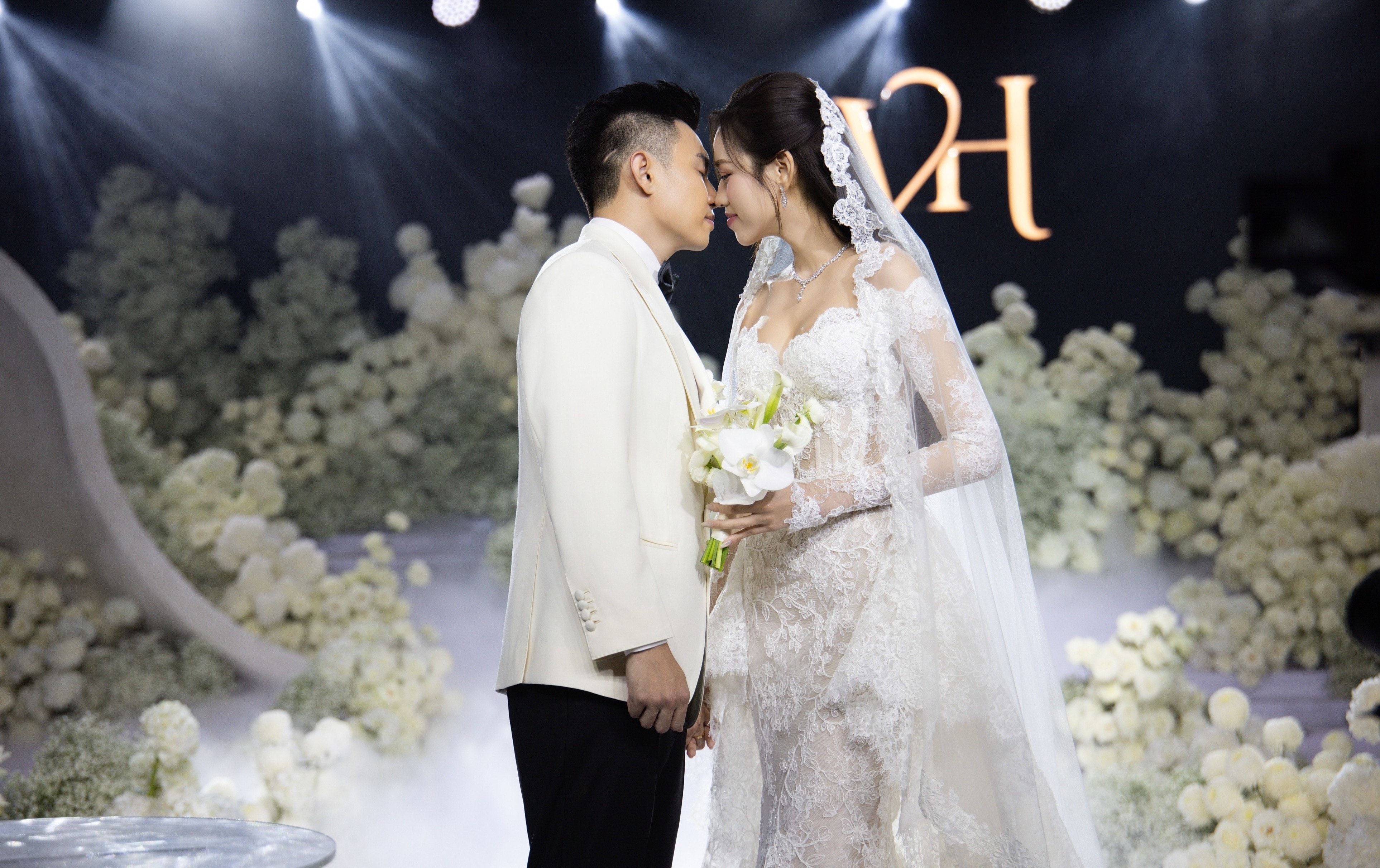 Do Thi Ha cuoi anh 2