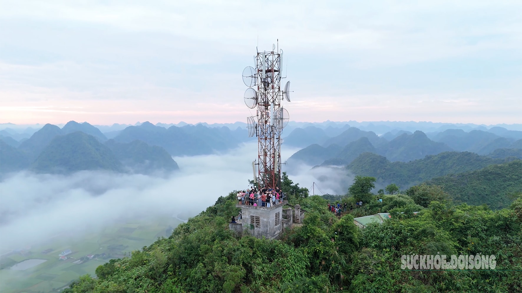 Bay trên mùa lúa chín ở làng du lịch tốt nhất thế giới- Ảnh 7.