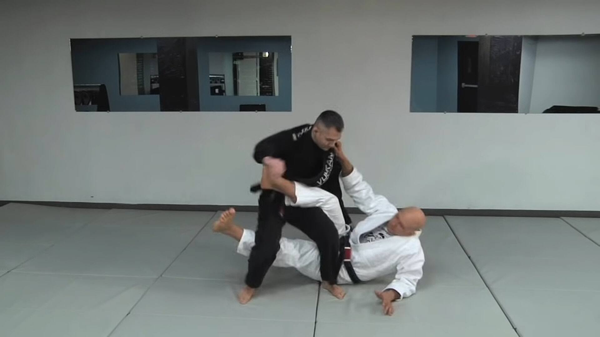 Đòn Kani Basami cũng tương tự